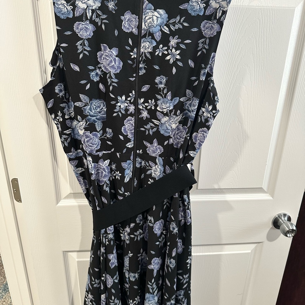 Chic Black and Blue Floral Dress - Picture 2 of 2